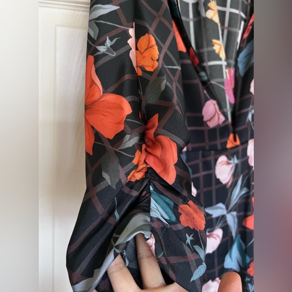 Mango Multi Color Floral Top, Size 2, Pre-owned - Picture 5 of 7